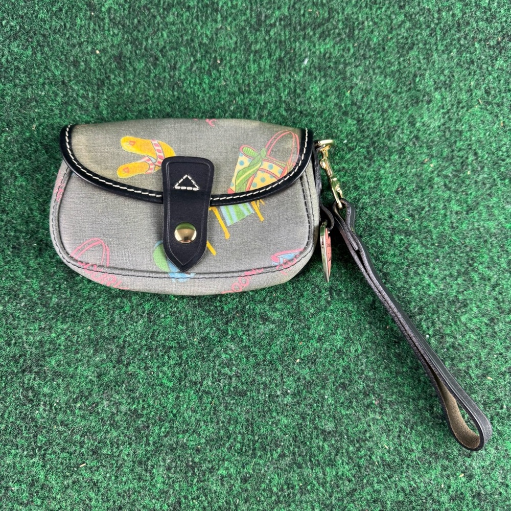 Dooney Bourke Wristlet Gray Coated Canvas Beach Theme Heart LOGO